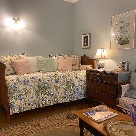 Montrose Inn ベルビル エクステリア 写真