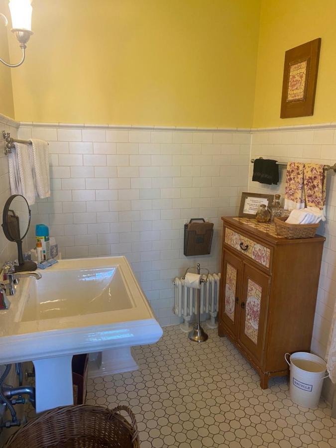 Montrose Inn ベルビル エクステリア 写真