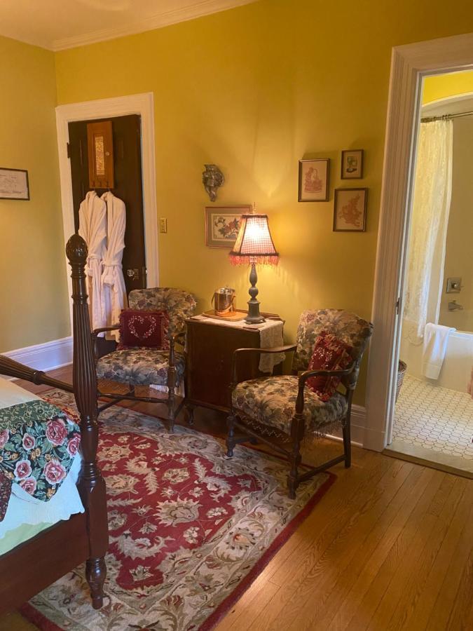 Montrose Inn ベルビル エクステリア 写真