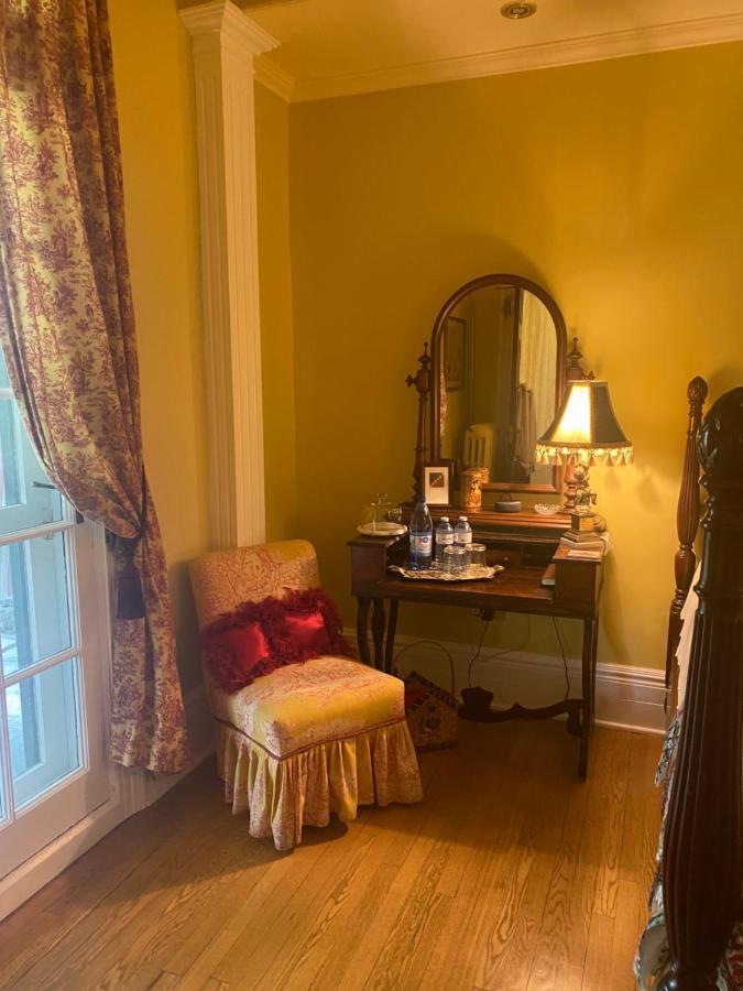 Montrose Inn ベルビル エクステリア 写真