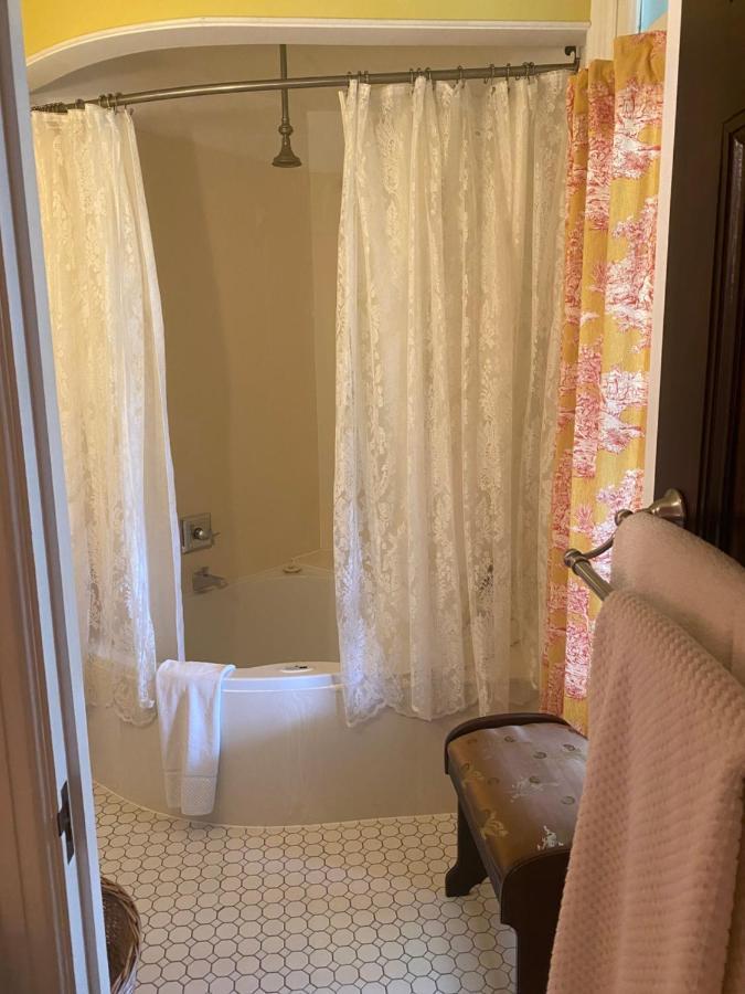 Montrose Inn ベルビル エクステリア 写真
