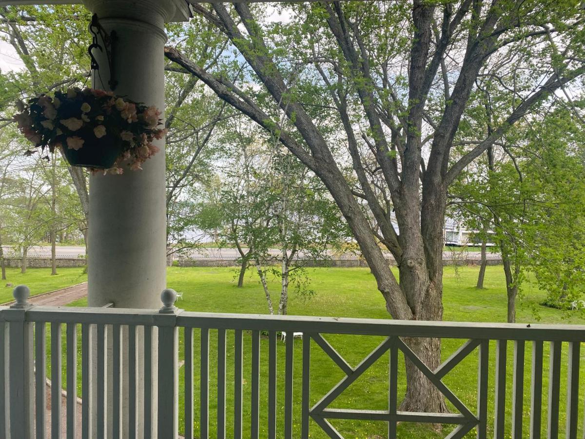 Montrose Inn ベルビル エクステリア 写真