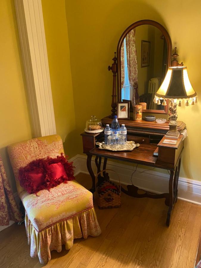 Montrose Inn ベルビル エクステリア 写真