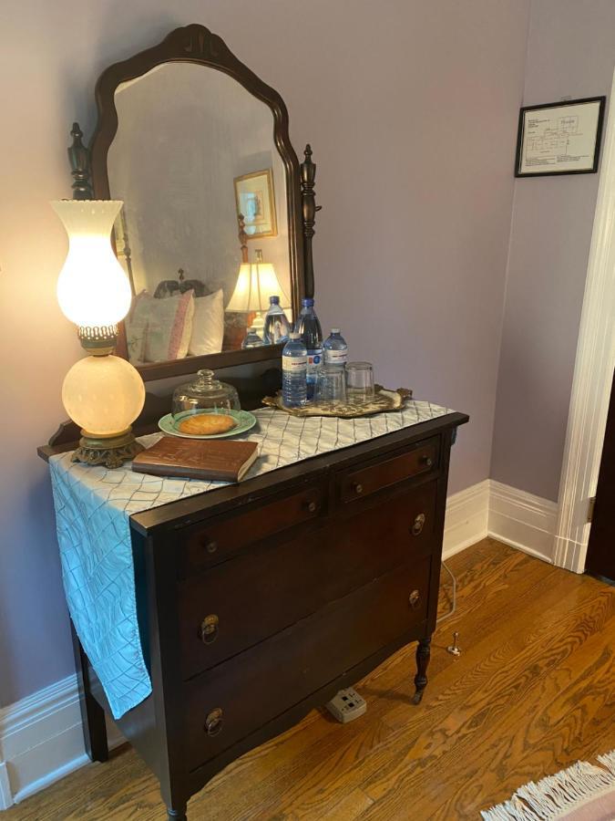 Montrose Inn ベルビル エクステリア 写真