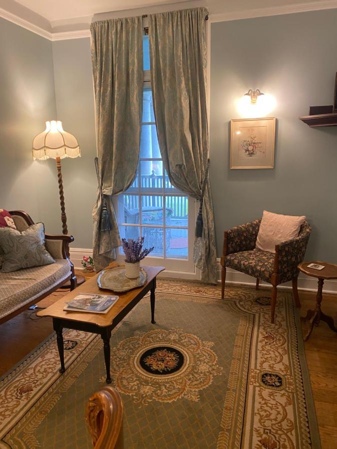 Montrose Inn ベルビル エクステリア 写真