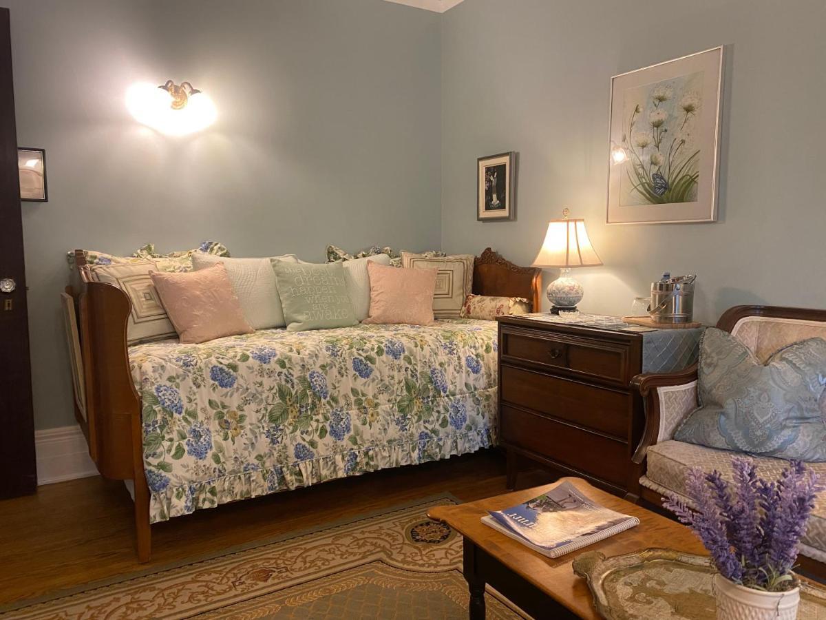 Montrose Inn ベルビル エクステリア 写真