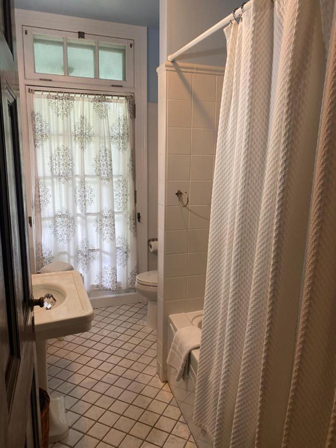 Montrose Inn ベルビル エクステリア 写真