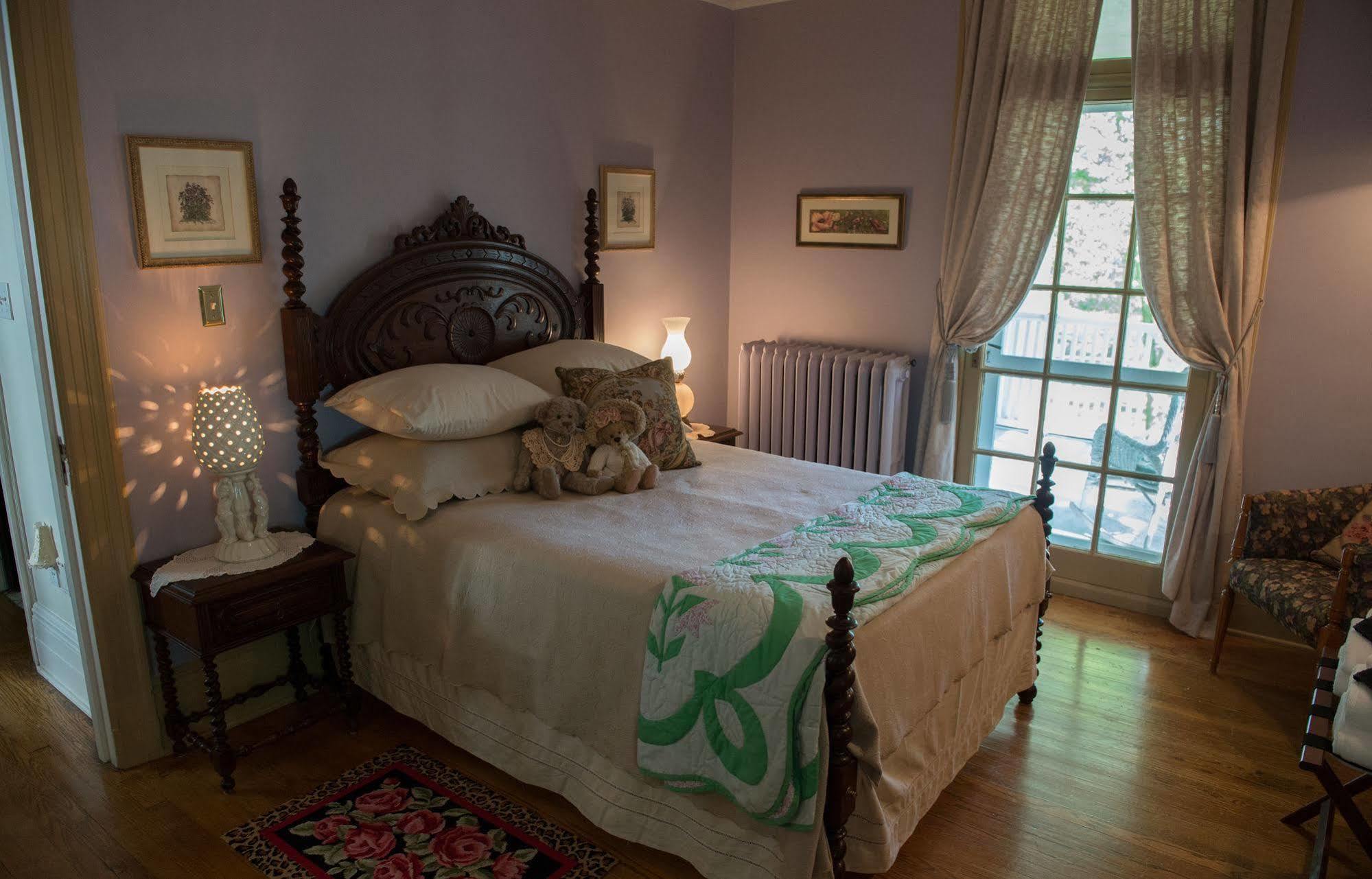 Montrose Inn ベルビル エクステリア 写真