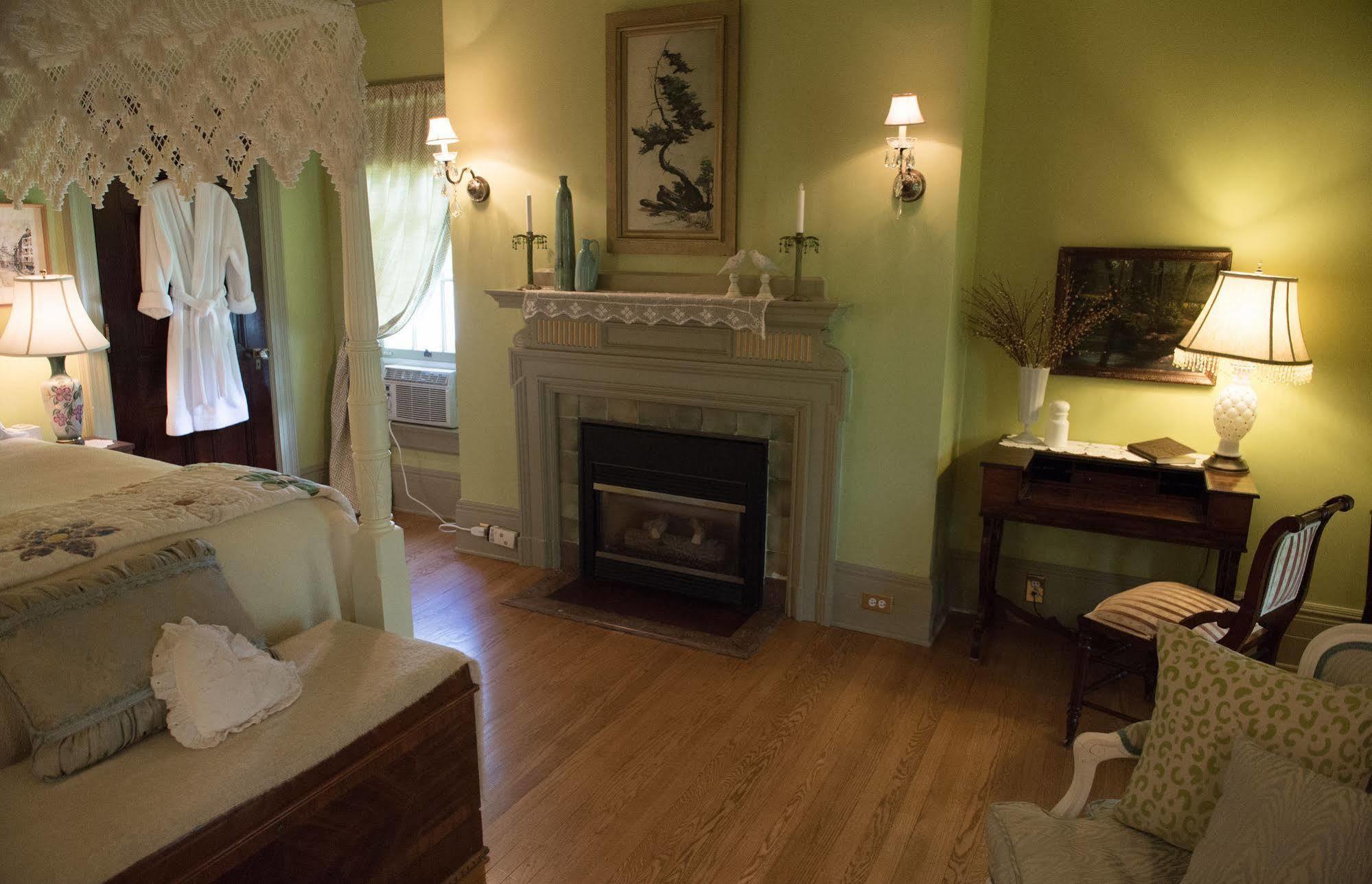 Montrose Inn ベルビル エクステリア 写真