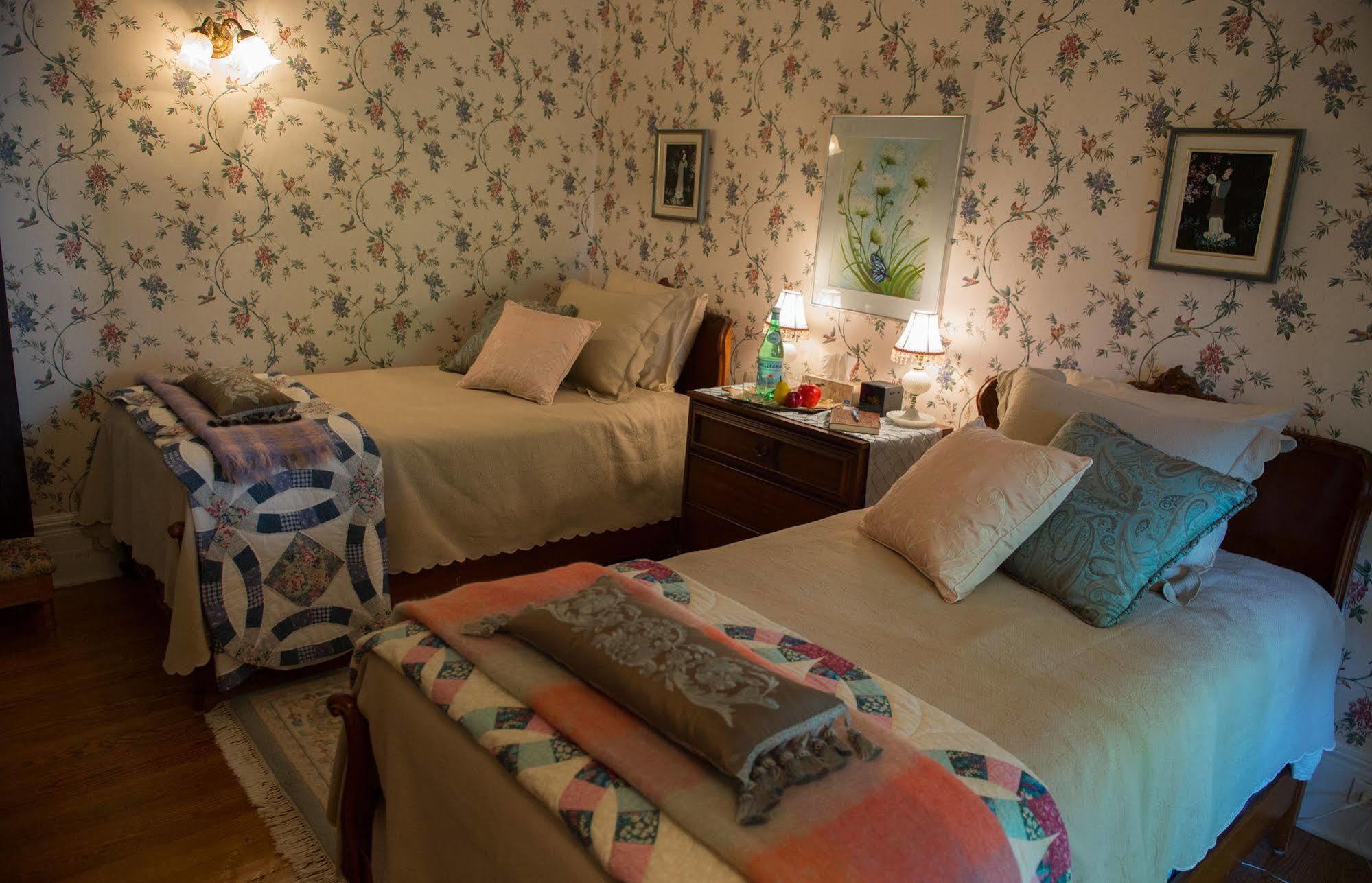 Montrose Inn ベルビル エクステリア 写真