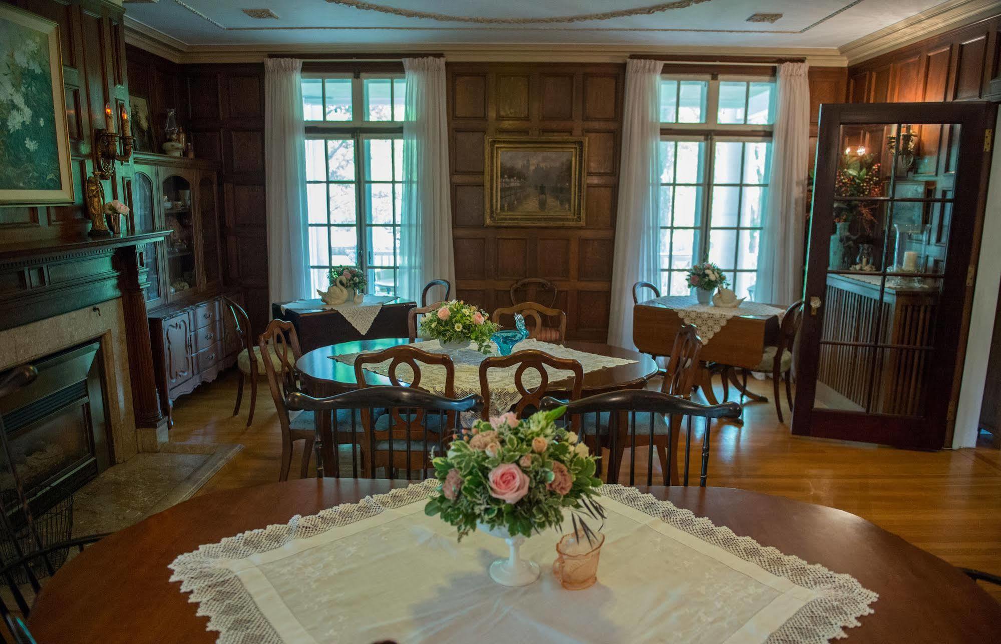Montrose Inn ベルビル エクステリア 写真