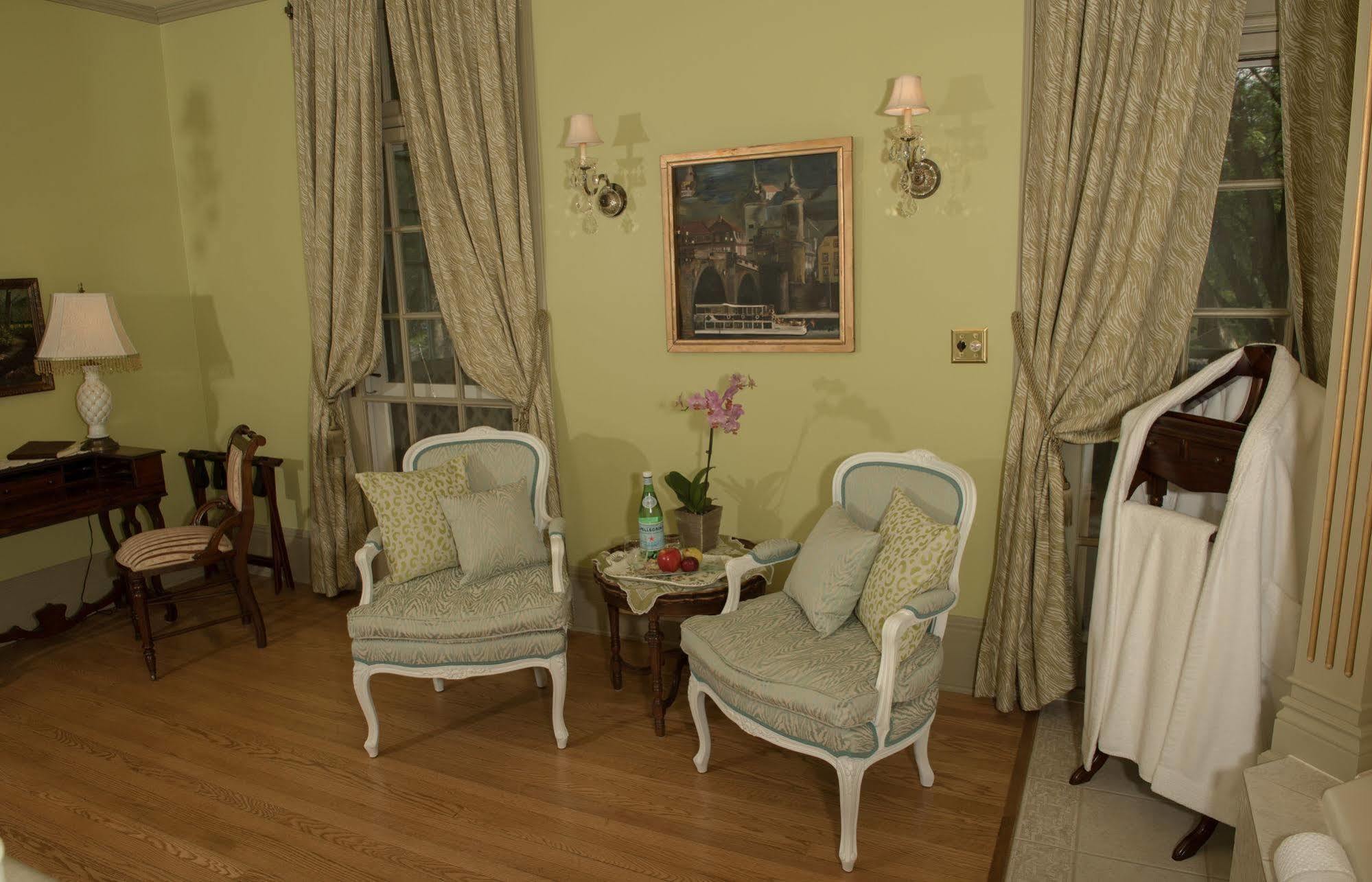 Montrose Inn ベルビル エクステリア 写真
