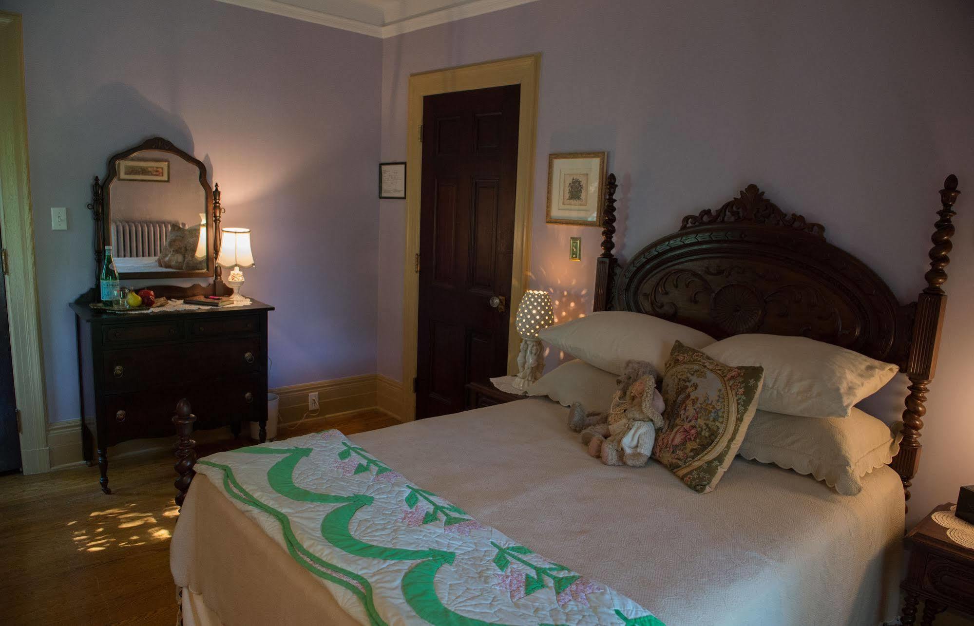 Montrose Inn ベルビル エクステリア 写真